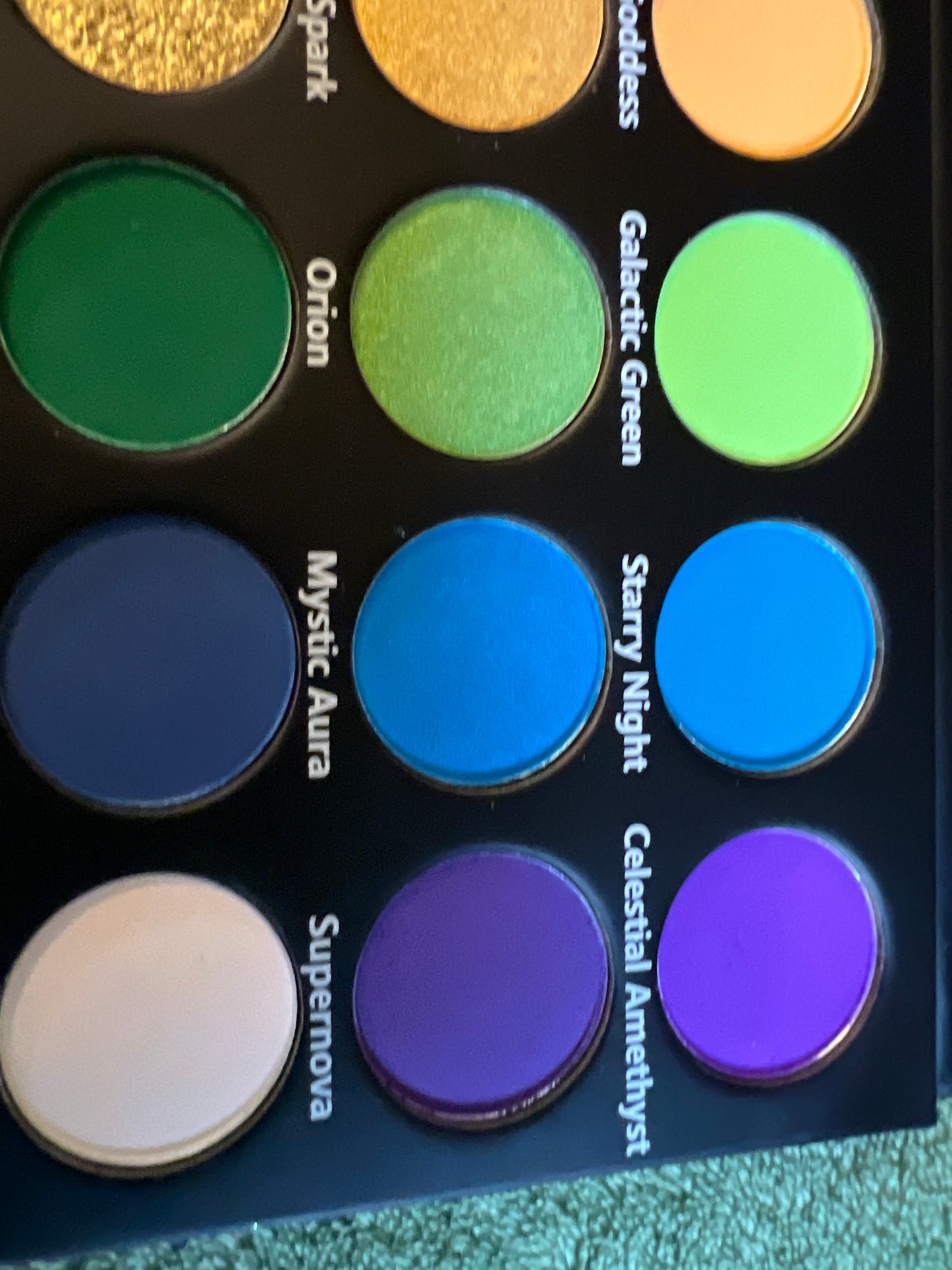 Cosmic Rainbow 🌙18 shade eyeshadow palette 🎨 2 UV reactive shades, matte, shimmer, duo chrome and metallic shades