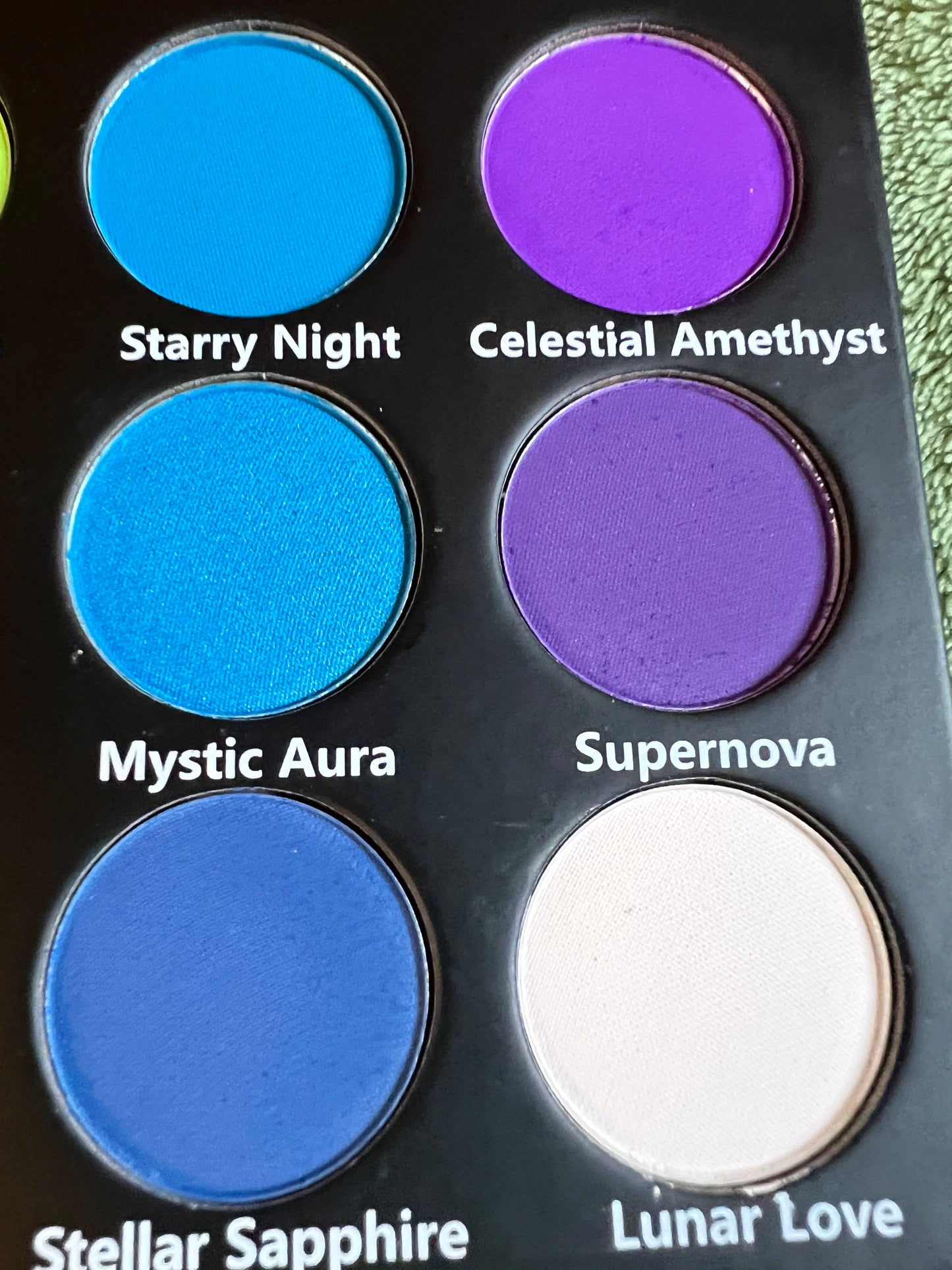 Cosmic Rainbow 🌙18 shade eyeshadow palette 🎨 2 UV reactive shades, matte, shimmer, duo chrome and metallic shades